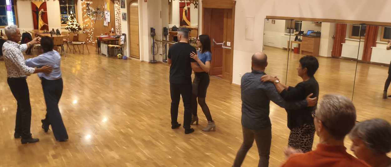 Tanzend zur Weihnachtsfeier